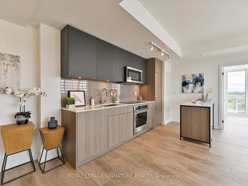 1304-220 Missinnihe Way, Mississauga, ON - Indoor Photo Showing Kitchen