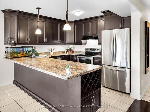 6532 Mary Dr, Niagara Falls, ON - Indoor Photo Showing Kitchen With Double Sink With Upgraded Kitchen