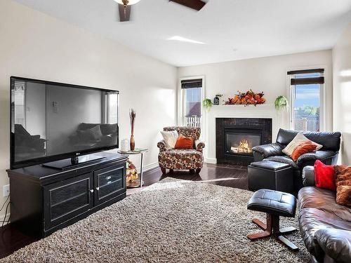 6532 Mary Dr, Niagara Falls, ON - Indoor Photo Showing Living Room With Fireplace