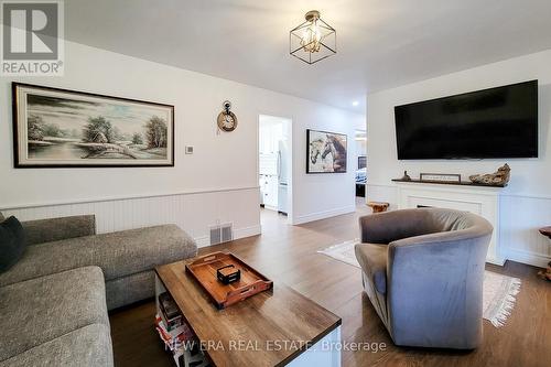 11755 Highway 3, Wainfleet, ON - Indoor Photo Showing Living Room