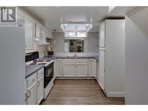 1397 Braemar Street, Kelowna, BC - Indoor Photo Showing Kitchen With Double Sink