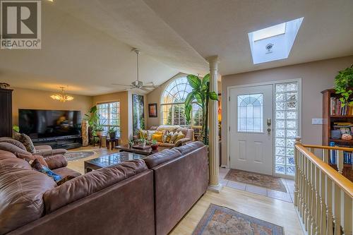 1840 Mckinley Court, Kamloops, BC - Indoor Photo Showing Living Room