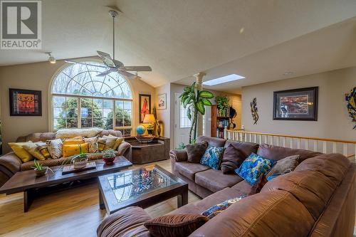 1840 Mckinley Court, Kamloops, BC - Indoor Photo Showing Living Room