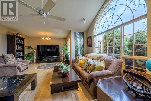 1840 Mckinley Court, Kamloops, BC - Indoor Photo Showing Living Room