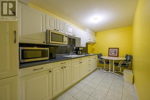 1840 Mckinley Court, Kamloops, BC - Indoor Photo Showing Kitchen