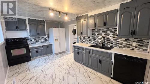 401 30Th Street, Battleford, SK - Indoor Photo Showing Kitchen With Double Sink With Upgraded Kitchen