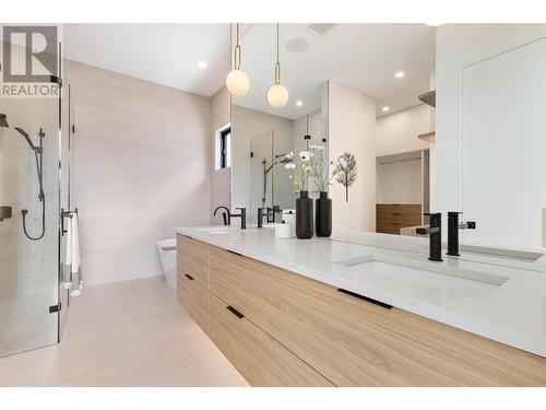 1505 Fairwood Lane, Kelowna, BC - Indoor Photo Showing Bathroom