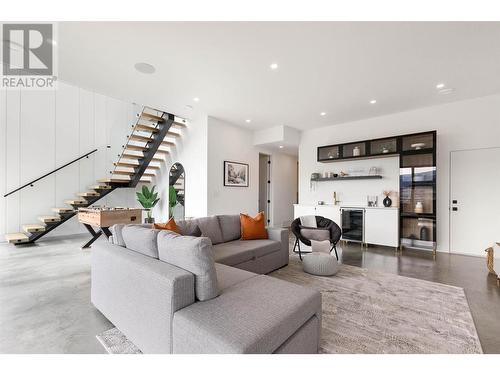 1505 Fairwood Lane, Kelowna, BC - Indoor Photo Showing Living Room