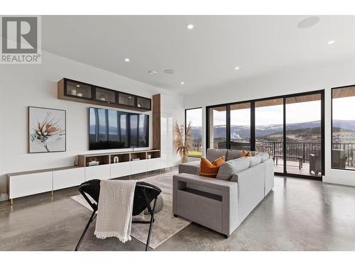 1505 Fairwood Lane, Kelowna, BC - Indoor Photo Showing Living Room