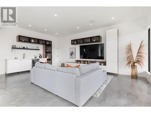 1505 Fairwood Lane, Kelowna, BC - Indoor Photo Showing Living Room