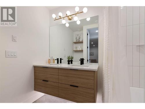 1505 Fairwood Lane, Kelowna, BC - Indoor Photo Showing Bathroom