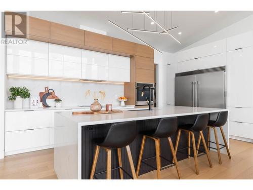 1505 Fairwood Lane, Kelowna, BC - Indoor Photo Showing Kitchen With Upgraded Kitchen