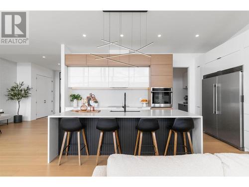 1505 Fairwood Lane, Kelowna, BC - Indoor Photo Showing Kitchen With Upgraded Kitchen