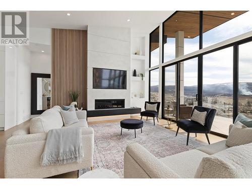 1505 Fairwood Lane, Kelowna, BC - Indoor Photo Showing Living Room With Fireplace