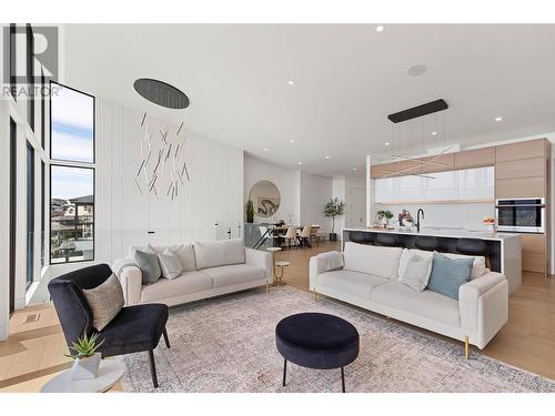 1505 Fairwood Lane, Kelowna, BC - Indoor Photo Showing Living Room