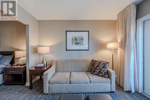 2220-21 - 90 Highland Drive, Oro-Medonte, ON - Indoor Photo Showing Living Room