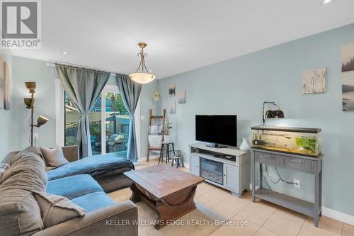 28 Tolton Avenue, Hamilton, ON - Indoor Photo Showing Living Room