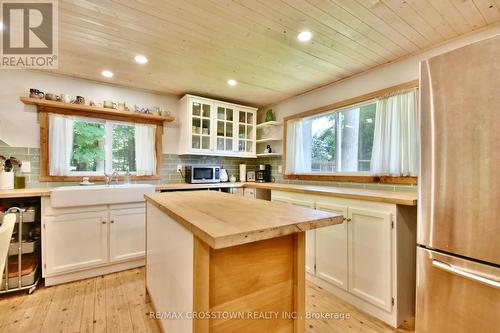 1001 Evergreen Court, Gravenhurst, ON - Indoor Photo Showing Kitchen