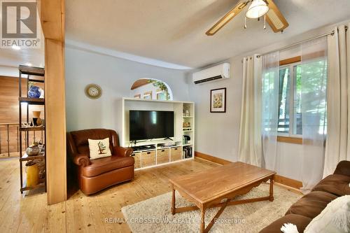 1001 Evergreen Court, Gravenhurst, ON - Indoor Photo Showing Living Room