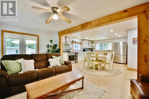 1001 Evergreen Court, Gravenhurst, ON - Indoor Photo Showing Living Room