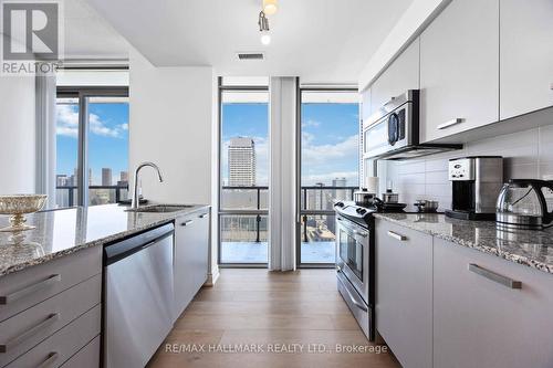 3705 - 832 Bay Street, Toronto, ON - Indoor Photo Showing Kitchen With Upgraded Kitchen