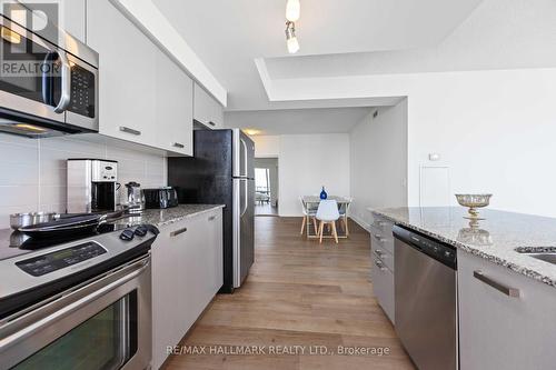 3705 - 832 Bay Street, Toronto, ON - Indoor Photo Showing Kitchen