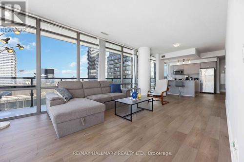 3705 - 832 Bay Street, Toronto, ON - Indoor Photo Showing Living Room