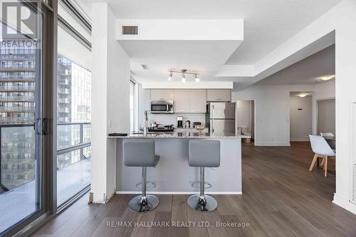 3705 - 832 Bay Street, Toronto, ON - Indoor Photo Showing Kitchen With Upgraded Kitchen