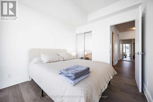 3705 - 832 Bay Street, Toronto, ON - Indoor Photo Showing Bedroom