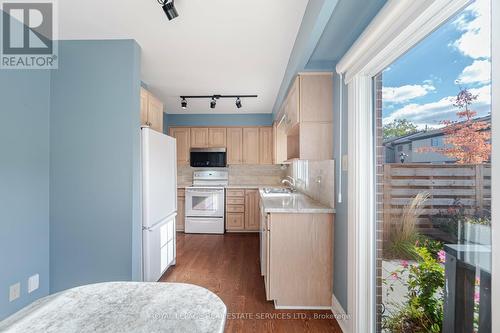 73 - 3025 Glencrest Road, Burlington, ON - Indoor Photo Showing Kitchen