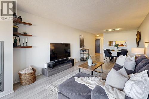 609 - 1665 Pickering Parkway, Pickering, ON - Indoor Photo Showing Living Room