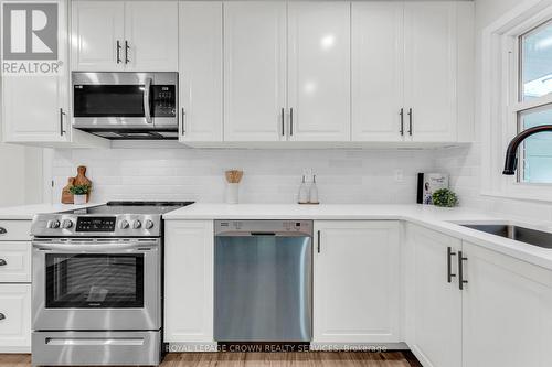 547 Philip Crescent, Cambridge, ON - Indoor Photo Showing Kitchen With Upgraded Kitchen