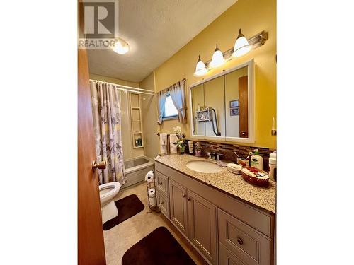 108 3Rd Avenue Nw, Nakusp, BC - Indoor Photo Showing Bathroom