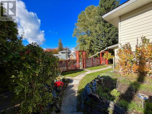 108 3Rd Avenue Nw, Nakusp, BC - Outdoor