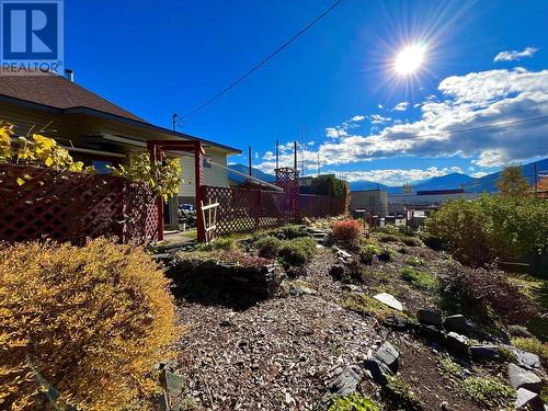 108 3Rd Avenue Nw, Nakusp, BC - Outdoor