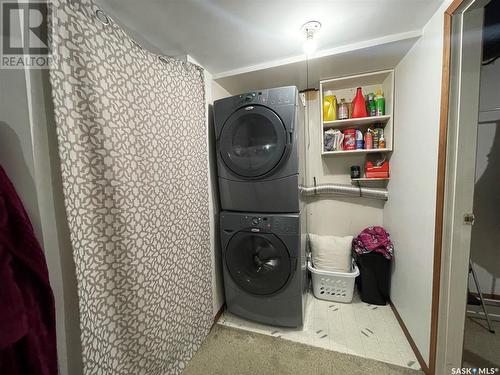 319 4Th Avenue W, Kindersley, SK - Indoor Photo Showing Laundry Room