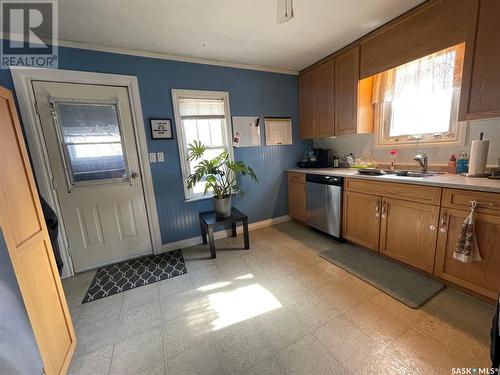 319 4Th Avenue W, Kindersley, SK - Indoor Photo Showing Kitchen With Double Sink