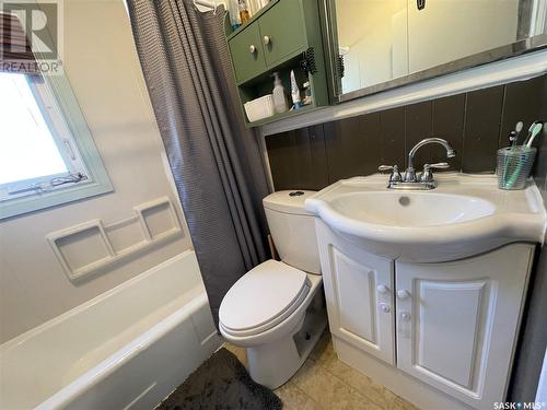 319 4Th Avenue W, Kindersley, SK - Indoor Photo Showing Bathroom