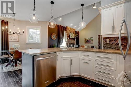 6646 Stillwood Drive, Ottawa, ON - Indoor Photo Showing Kitchen With Upgraded Kitchen