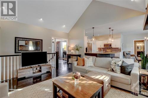 6646 Stillwood Drive, Ottawa, ON - Indoor Photo Showing Living Room