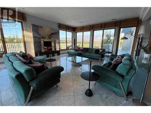 8285 Olson Road, Ta Ta Creek, BC - Indoor Photo Showing Living Room