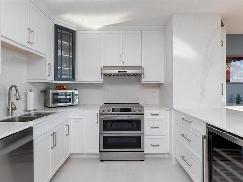 302-670 Dallas Rd, Victoria, BC - Indoor Photo Showing Kitchen With Double Sink With Upgraded Kitchen