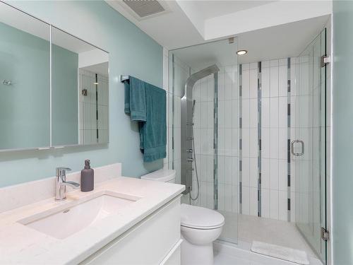 302-670 Dallas Rd, Victoria, BC - Indoor Photo Showing Bathroom