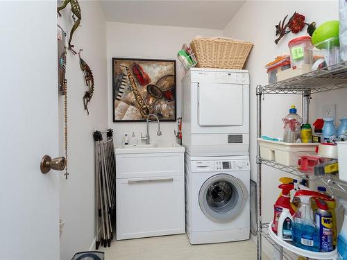 302-670 Dallas Rd, Victoria, BC - Indoor Photo Showing Laundry Room