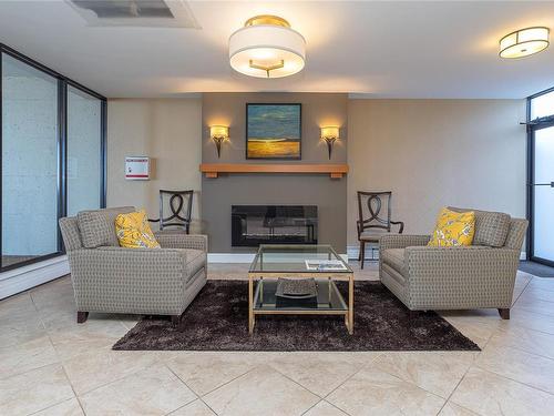 302-670 Dallas Rd, Victoria, BC - Indoor Photo Showing Living Room With Fireplace