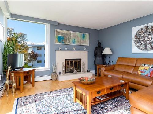 302-670 Dallas Rd, Victoria, BC - Indoor Photo Showing Living Room With Fireplace