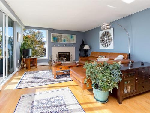 302-670 Dallas Rd, Victoria, BC - Indoor Photo Showing Living Room With Fireplace