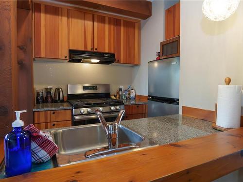 212-1645 Cedar Rd, Ucluelet, BC - Indoor Photo Showing Kitchen