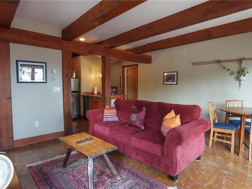 212-1645 Cedar Rd, Ucluelet, BC - Indoor Photo Showing Living Room