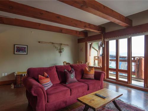 212-1645 Cedar Rd, Ucluelet, BC - Indoor Photo Showing Living Room